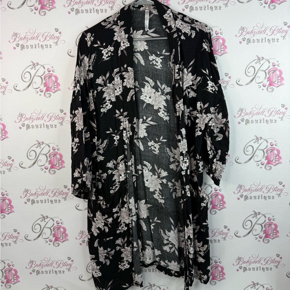 Spiritual Gangster cardigan flowers grey Black and White Floral Kimono